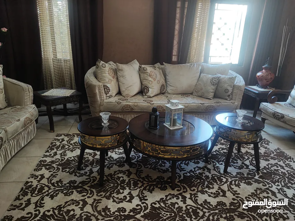 طقم كنب عدد 4 مع 5 طاولات خشب أنيق – بحالة ممتازة