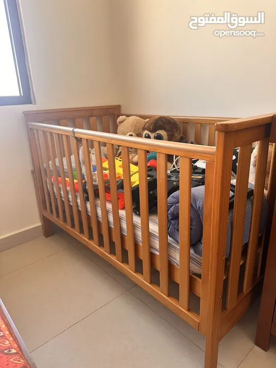 أسرة نوم غرف نوم كاملة مع جميع ملحقاتها + سرير أطفال درجة الخشب عالية جدا