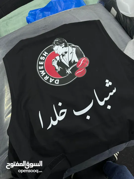 تيشرت طباعة وبلايز وجاليهات طواقي مع شعار تطريز
