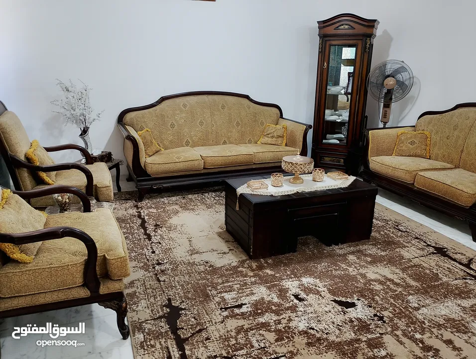 طقم كنب 7مقاعد للبيع وطقم طربيزات مكون من 5طربيزات