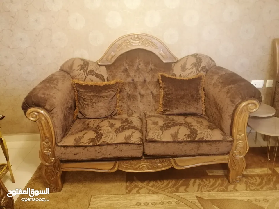 طقم كنب 9 مقاعد وغرفة سفرة للبيع بحالة ممتازة