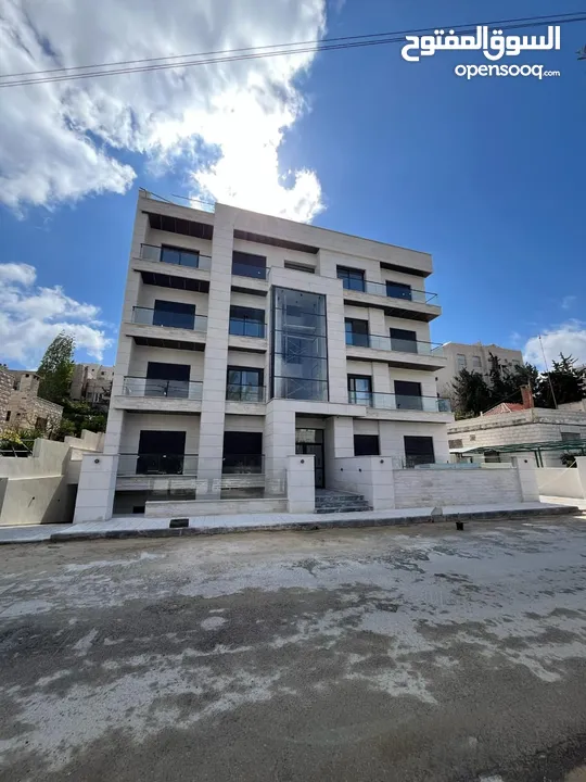 شقه استثماريه عباره عن ثلاث استديوهات مع ترس للبيع خلف جامعة الاردنية