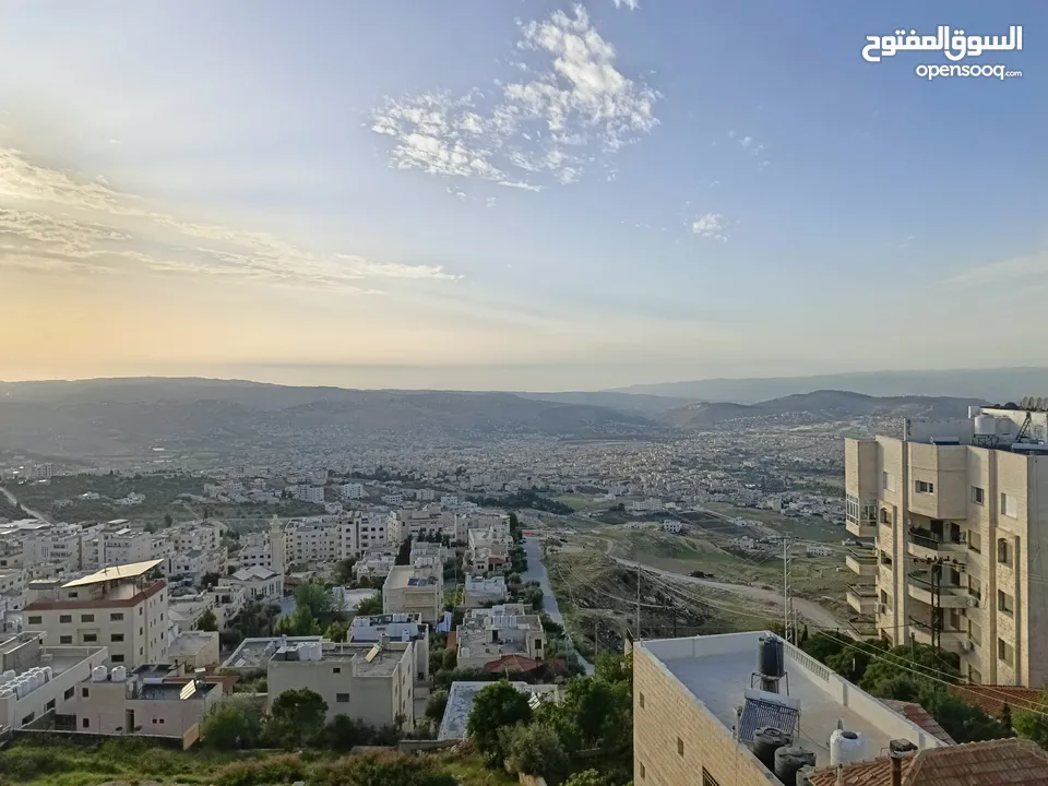 شقة فاخرة بإطلالة  مميزة بارقى مناطق عمان الغربية الجبيهة ارضي واخير مع رووف وطوابق