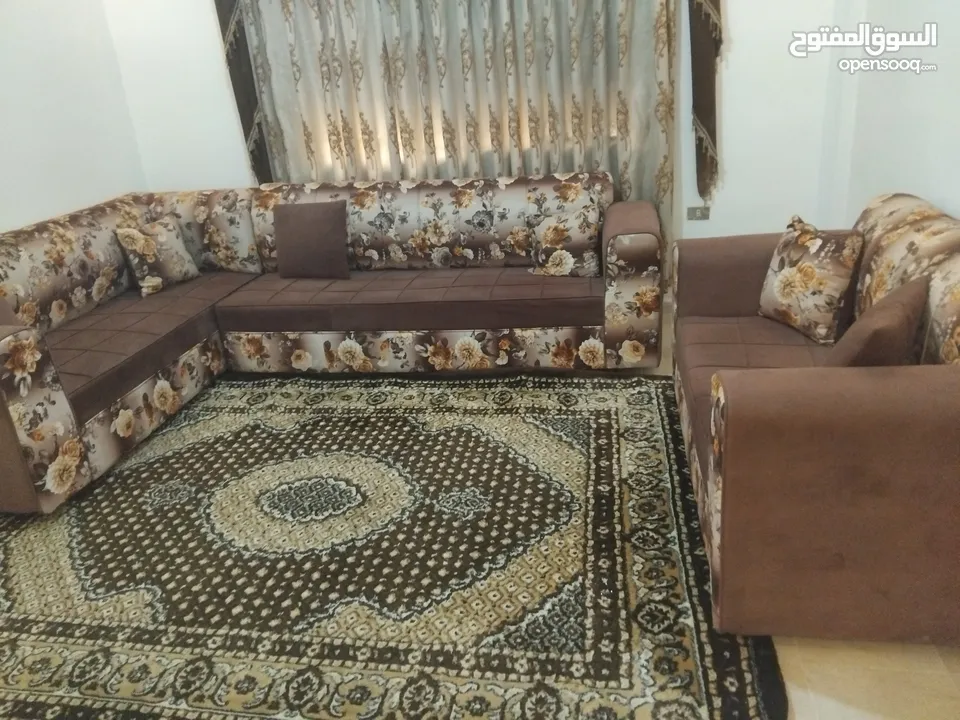 طقم كورنر بحاله ممتازه مع سجادة للبيع