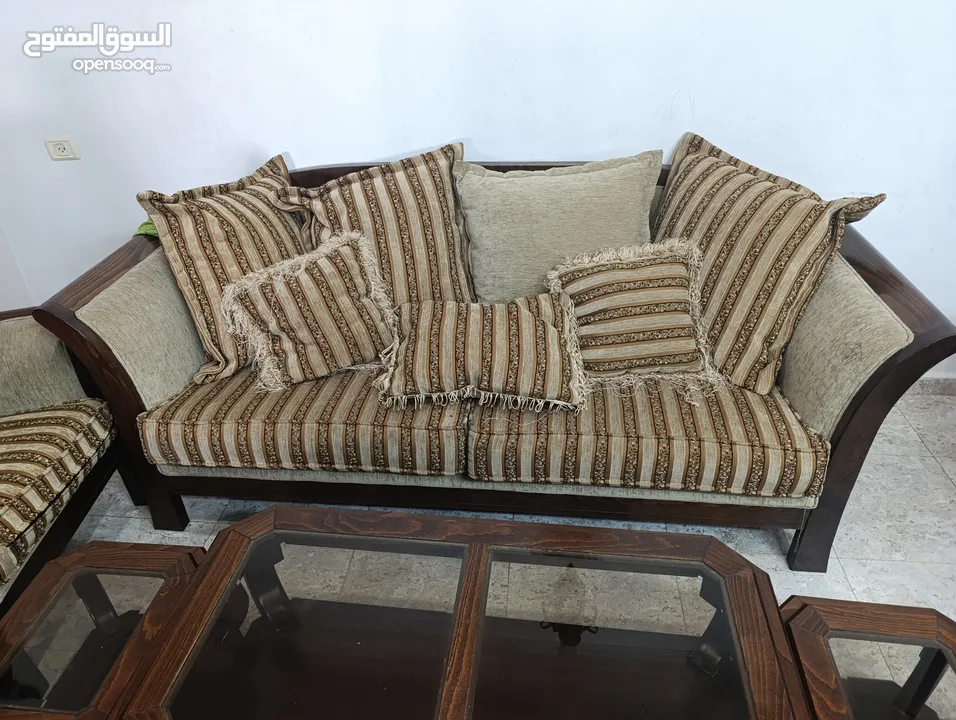 طقم كنب وطاولة وطربيزات