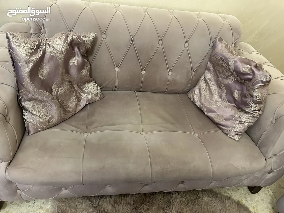 طقم كنب ( كنبايات ) قماش مخمل مشدود لا يحتاج للتوضيب باللونين اللؤلؤي والبنفسجي الفاتح