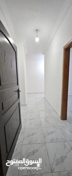 شقة طابق ارضي سوبر ديلكوس كما يوجد غرف مفروشة لطلاب الطب قرب مستشفى السلط الجديد
