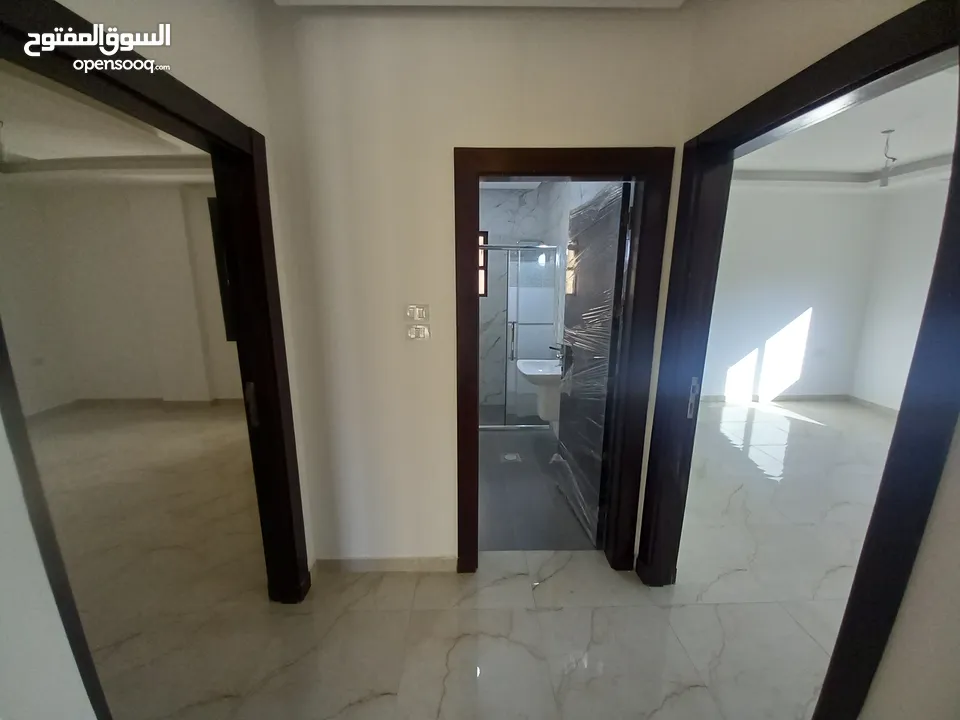 شقة فاخرة مع روف فاخر للبيع بسعر مغري