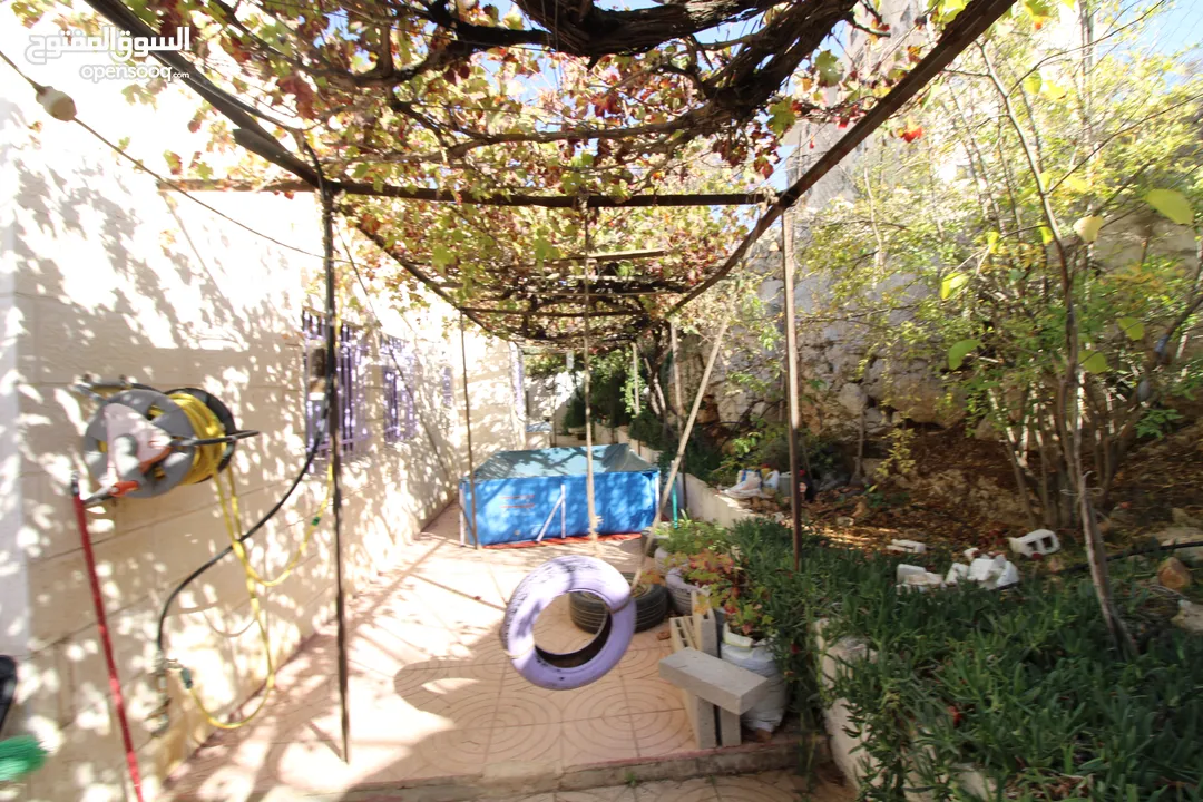 بيت مستقل للبيع مع حديقة خارجية  في بيتونيا