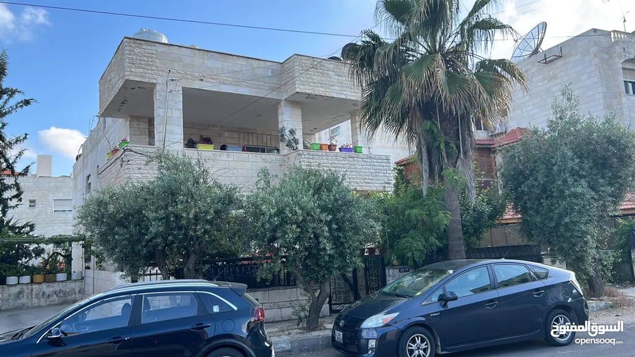 فيلا مستقله في خلدا خلف اكاديميه عمان الارض 650م والبناء 550م مكونه من 3 سكنات