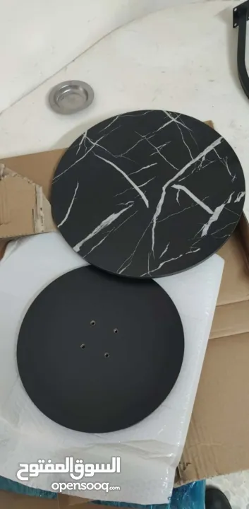 طاولة جانبية مستديرة على شكل حرف C، الحل المثالي لكل مكان! يمكن استخدامها بجانب الأريكة، كطاولة شاي