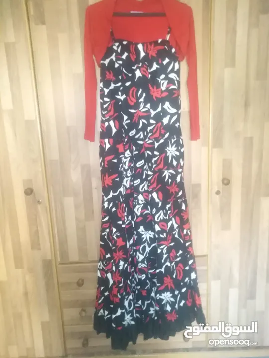فستان اسود واحمر طويل مع جاكيت قصير احمر بأكمام طويلة جديد غير مستعمل ماركة H&M مقاس L بلبس 40 و42