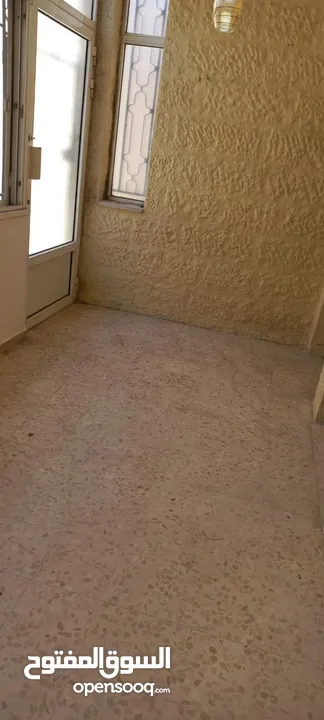 شقة طابق شبه ارضي للبيع بداعي السفر