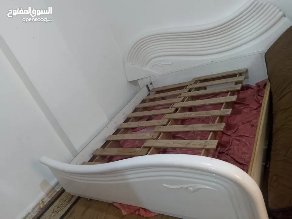 فرشه مقاومه لمرض الدسك مع تخت ابيض مقاومه ضد التعفن