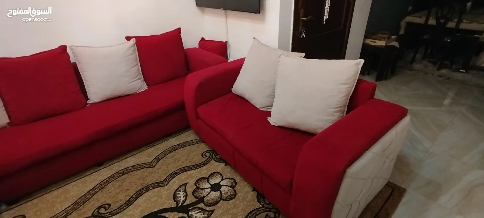 طقم كورنر 9  مقاعد بحالة جيدة جدا لون خمري وبيج