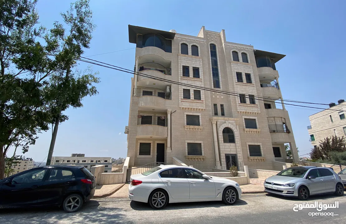 شقة أرضية بحالة شبه جديدة للبيع مع مساحة خارجية كبيرة