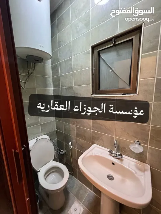 شقة فارغة للايجار في منطقة البنيات طابق شبه ارضي مع بلكونتين