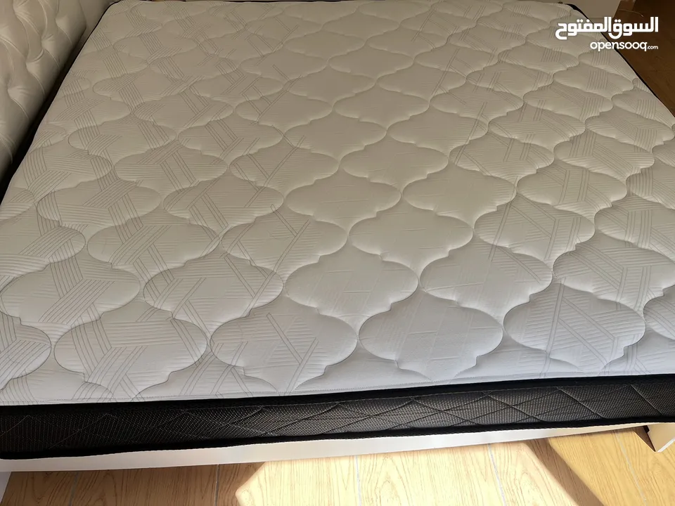 فرشه كينج  حجم مقاس 200x 180 cm  استخدام 10 اشهر فقط.  ممتازه الحال متل الجديد بتخدمك بحدود  10 سنين