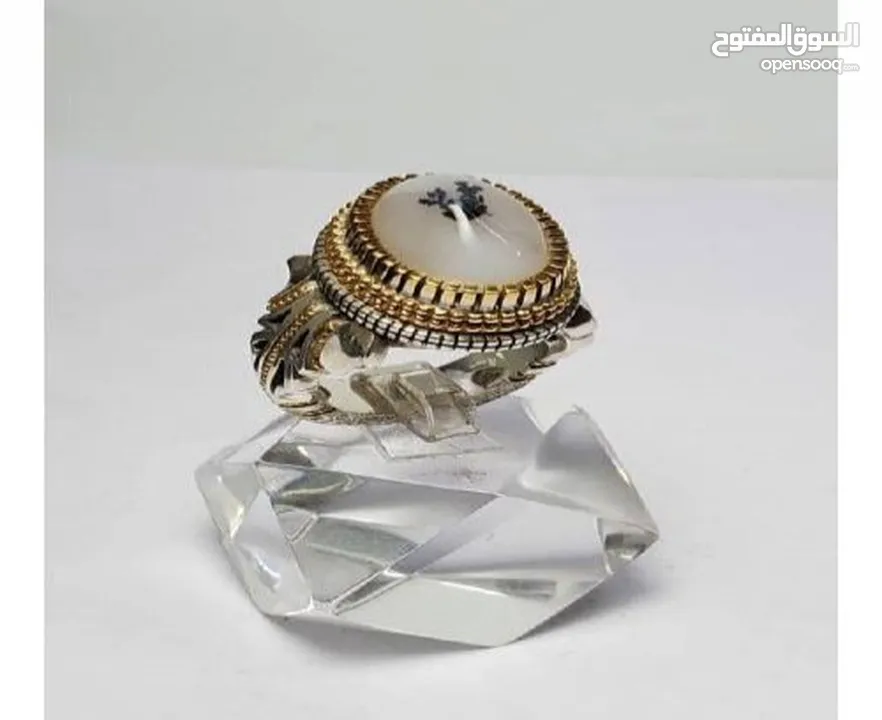 خاتم فاخرمصنوع يدويامن الفضة الخالصة(925) مزود بحجرالعقيق شجري طبيعي يتميز بنقوش فريدةعلي شكل شجرة ا