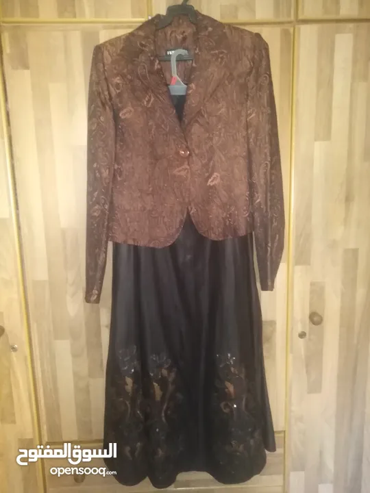 فستان اسود واحمر طويل مع جاكيت قصير احمر بأكمام طويلة جديد غير مستعمل ماركة H&M مقاس L بلبس 40 و42