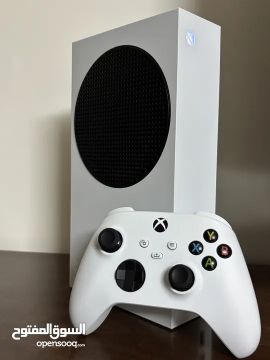 Xbox Series s شبه جديد مستخدم 3 اشهر والجهاز نضيف مش مفتوح ولا اي مشكله فيه