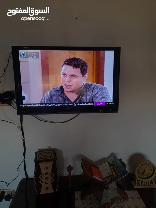 شاشه استعمال خفيف 32  انش شارب استعمال بسيط بحال الجديد معه ريموت وقاعده بدون الرسيفر الرسيفر فقط