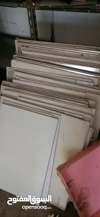ديكور محل من رفوف سكريت وزوايا وستاندات