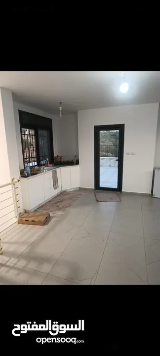 بيت جديد غير مسكون مكون من ثلاث طوابق في المزرعه الغربية بالقرب من شركة النزيه للبلاط منطقه هادئه