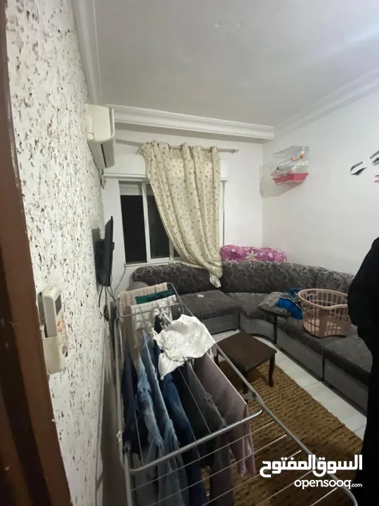 شقة للبيع مقسومة إلى استودهين 90 متر طابق ثالث بسعر لقطة 30 الف غير قابل للتفاوض