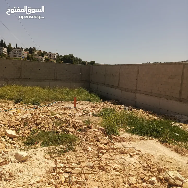 للبيع في عابود شاليه مساحة واسعة