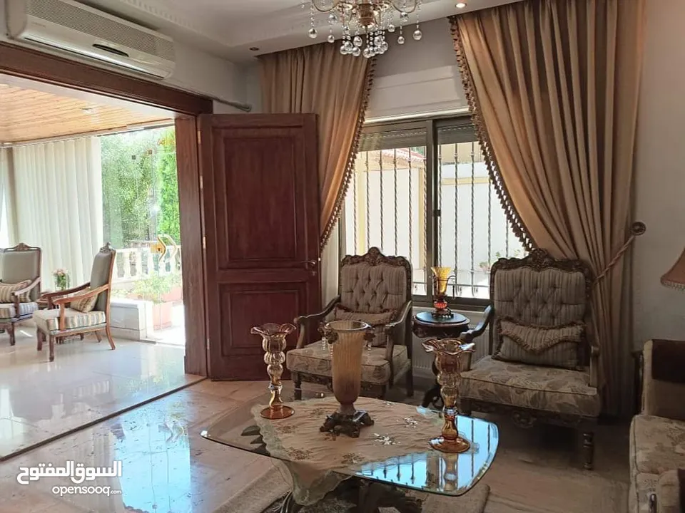 شقة ارضية شبه فيلا للبيع في الشميساني 500م. مع الحديقة من 4غرف نوم ومدخل وكراج خاص