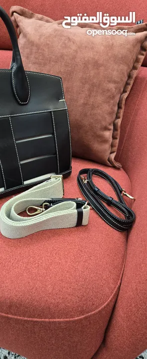 شنطة جلد طبيعي ( salvatore ferragamo calfskin thestudiocagebagsella) صناعة ايطالية