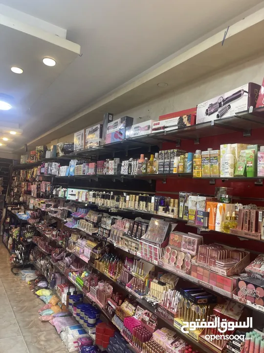 محل نثريات وأدوات منزليه موقع مميز ضاحية الأمير حسن على شارع رئيسي للبيع  مساحه ممتازة مع سده داخليه