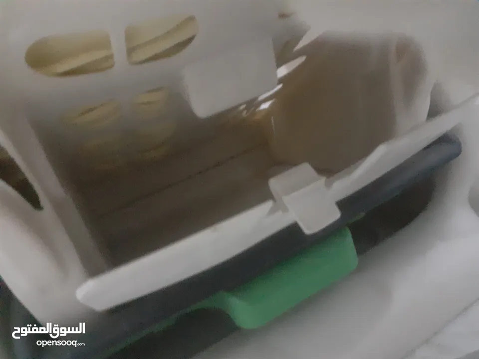 مقعد اطفال ماركا  شبه جديد مع جيب لمستلزمات البيبي للبيع  ثابت وهزاز والجلوس