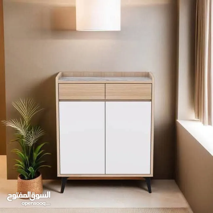 خزانة مودرن بستايل أوروبي راقـي تصميم خشبي راقي بلون بيج فاتح مع أبواب سادة بلون سكري أنيق