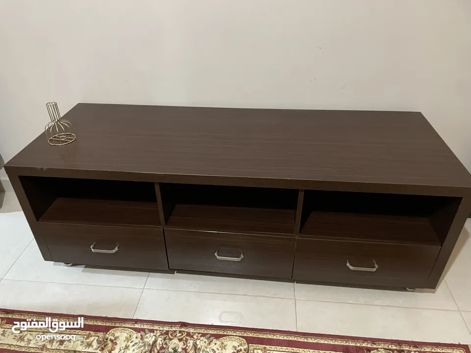 طاولة تلفزيون بحالة ممتازة من هوم ستنر