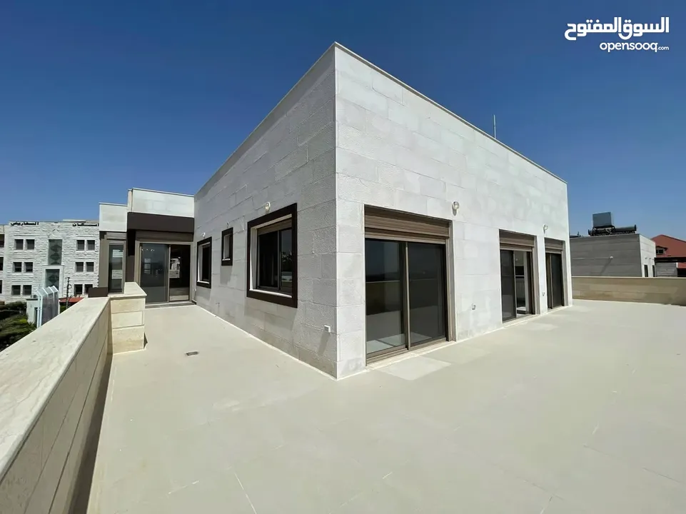شقة طابقية (سكن خاص) للبيع بإطلالة (بانارومية) وجميلة جداً على السيتي مول وحدائق الحسين وقرب مكة مول