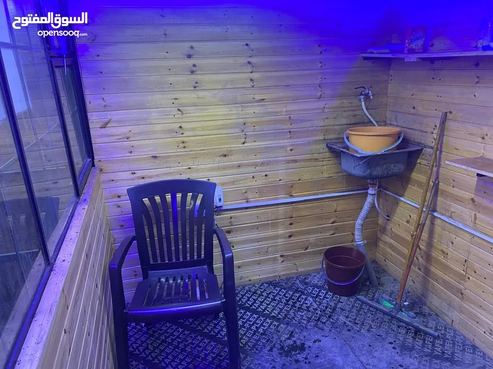 كشك حديد متنقل جديد ملبس خشب قرميد للبيع مساحته 6 متر مربع بسعر حرررق 1100 دينار