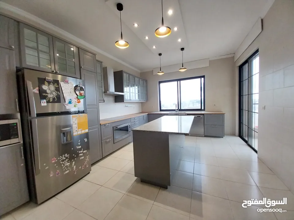 شقة غير مفروشة للإيجار 375م2 ( Property 19249 )-175072681
