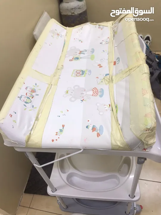 BABY CHANGING STATION AND BATH TUB