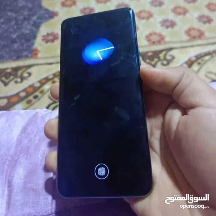 هاتف HONOR 90 للمنافسة في الفئة المتوسطة العليا ويتميز بتصميم أنيق مع شاشة اموليد كيرف بمساحة 6.7 ب