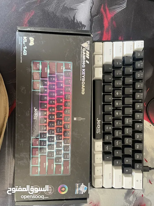 Pc للبيع مع شاشتين وماوس وكيبورد وسماعه