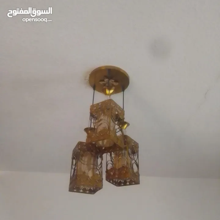 ثريات مستعمله بحاله ممتازة الاضاء ممتاز