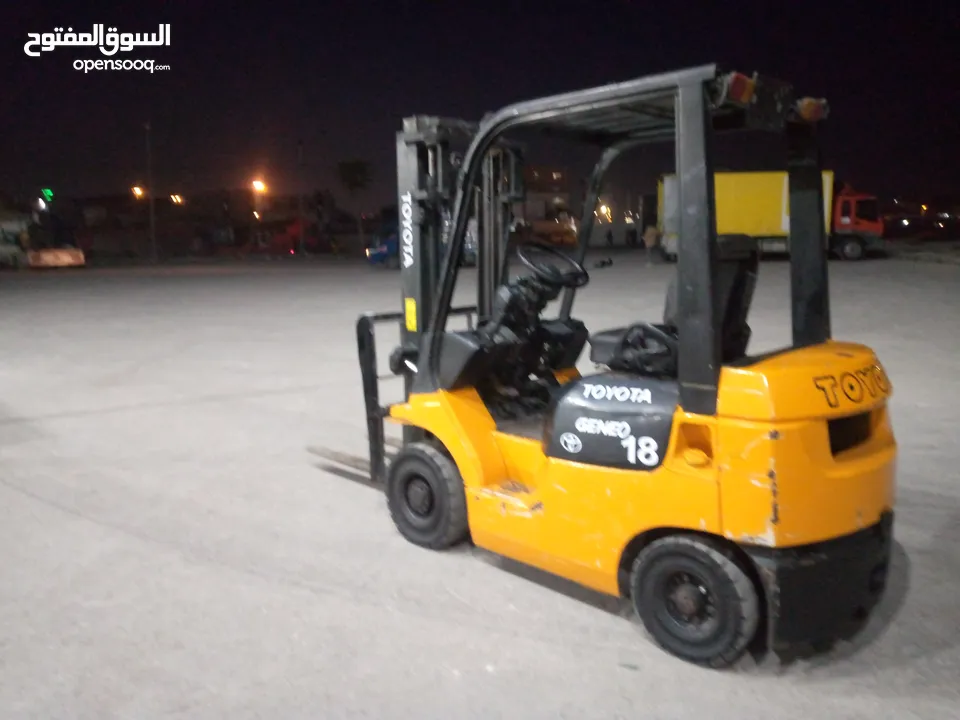 رافعه شوكيه انواع تويوتا حمولت 1800 بنزين جير اوتوماتيك بحاله جيده جدا