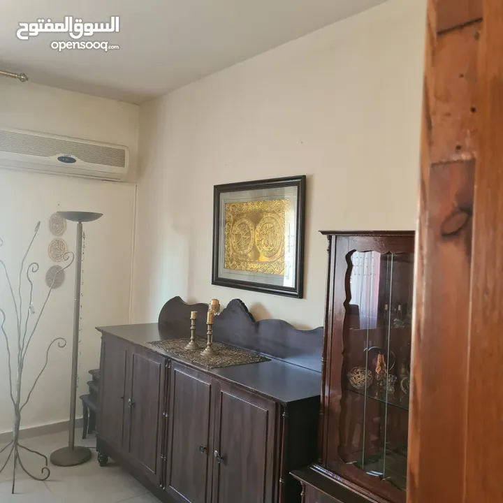 شقة في عمارة عائلية للبيع في إسكان الضباط مرج الحمام. شارع جانبي هادئ