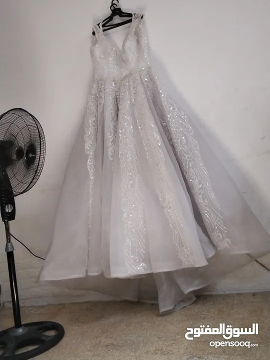 مستعمله معها تاج طرحه
