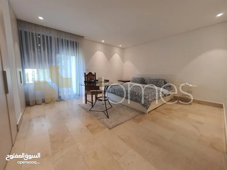 فيلا مع مسبح للبيع في طريق المطار بمساحة بناء 940م