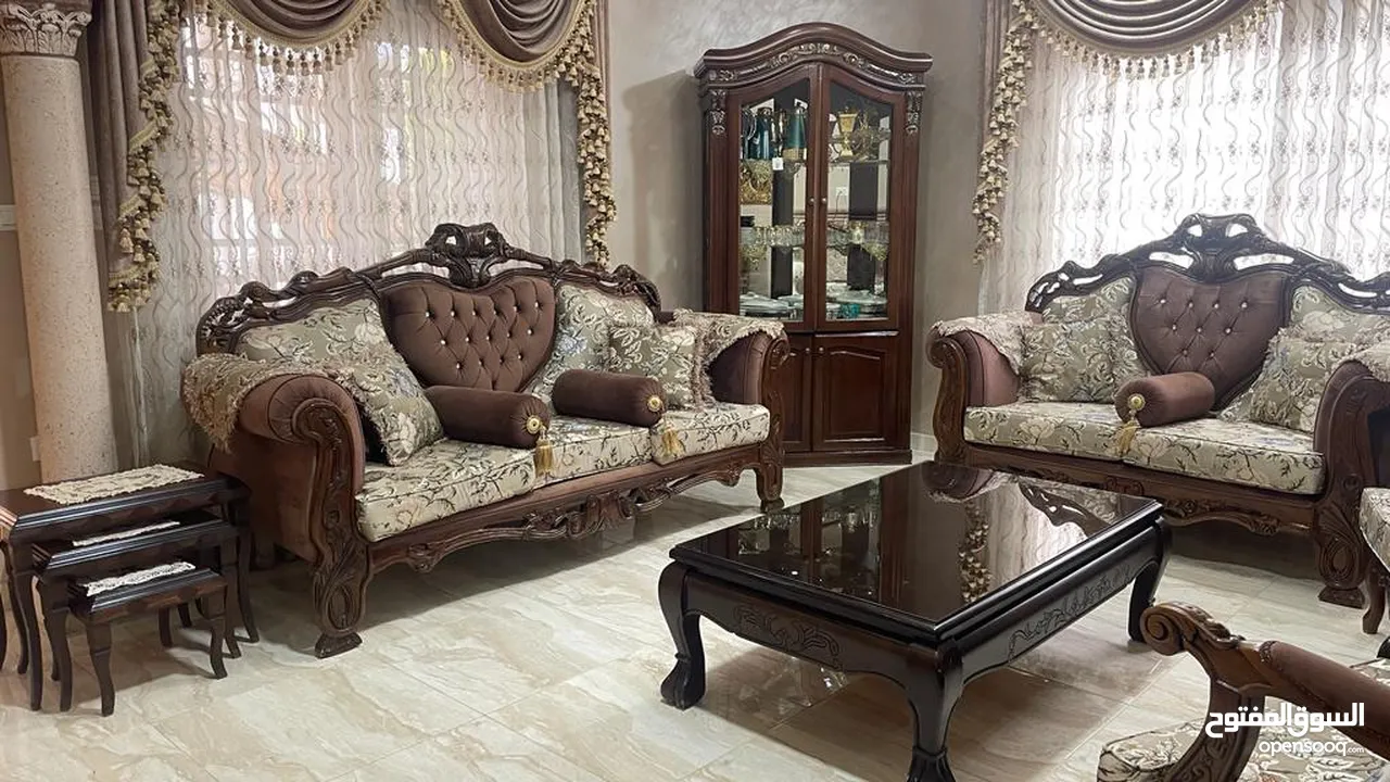 طقم كنب 7 مقاعد شبه جديد مع طربيزات