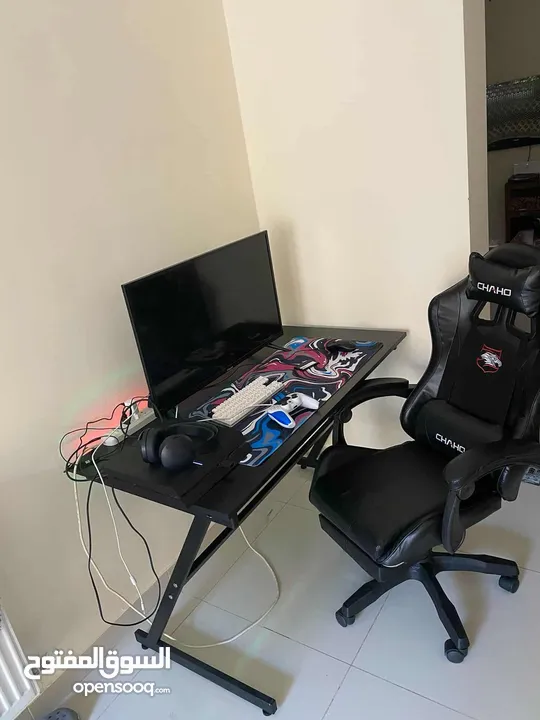 مكتب جيمنج مزود ب اضاءة RGB ملونه مع ريموت تحكم بسعر 38دينار شامل التوصيل لجميع المحافظات  لحقوا عرض
