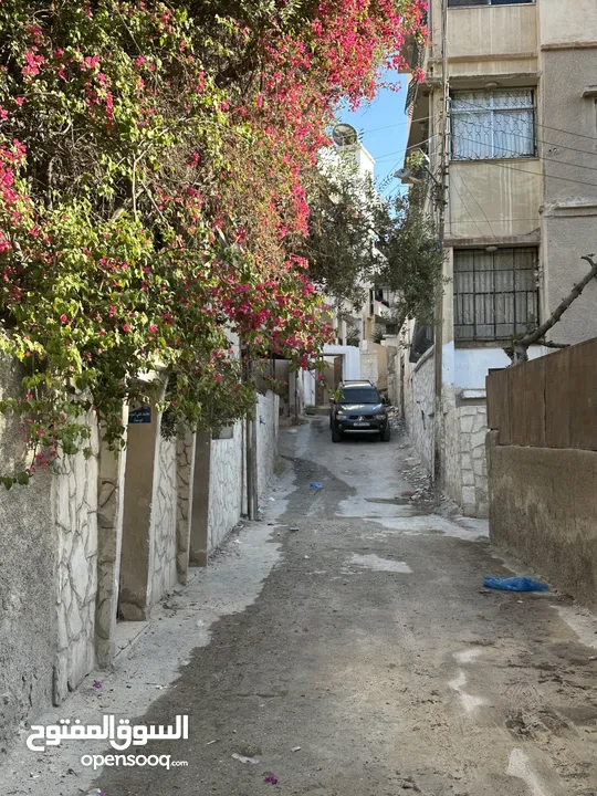 شقتين للبيع (أرضي + تسوية)  الزرقاء حي رمزي في منطقة حيوية جداً